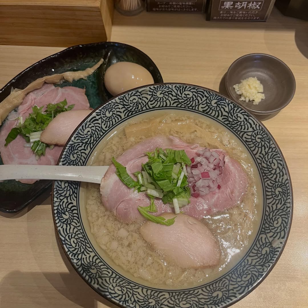 地鶏と金目鯛 中華そば 鶯
