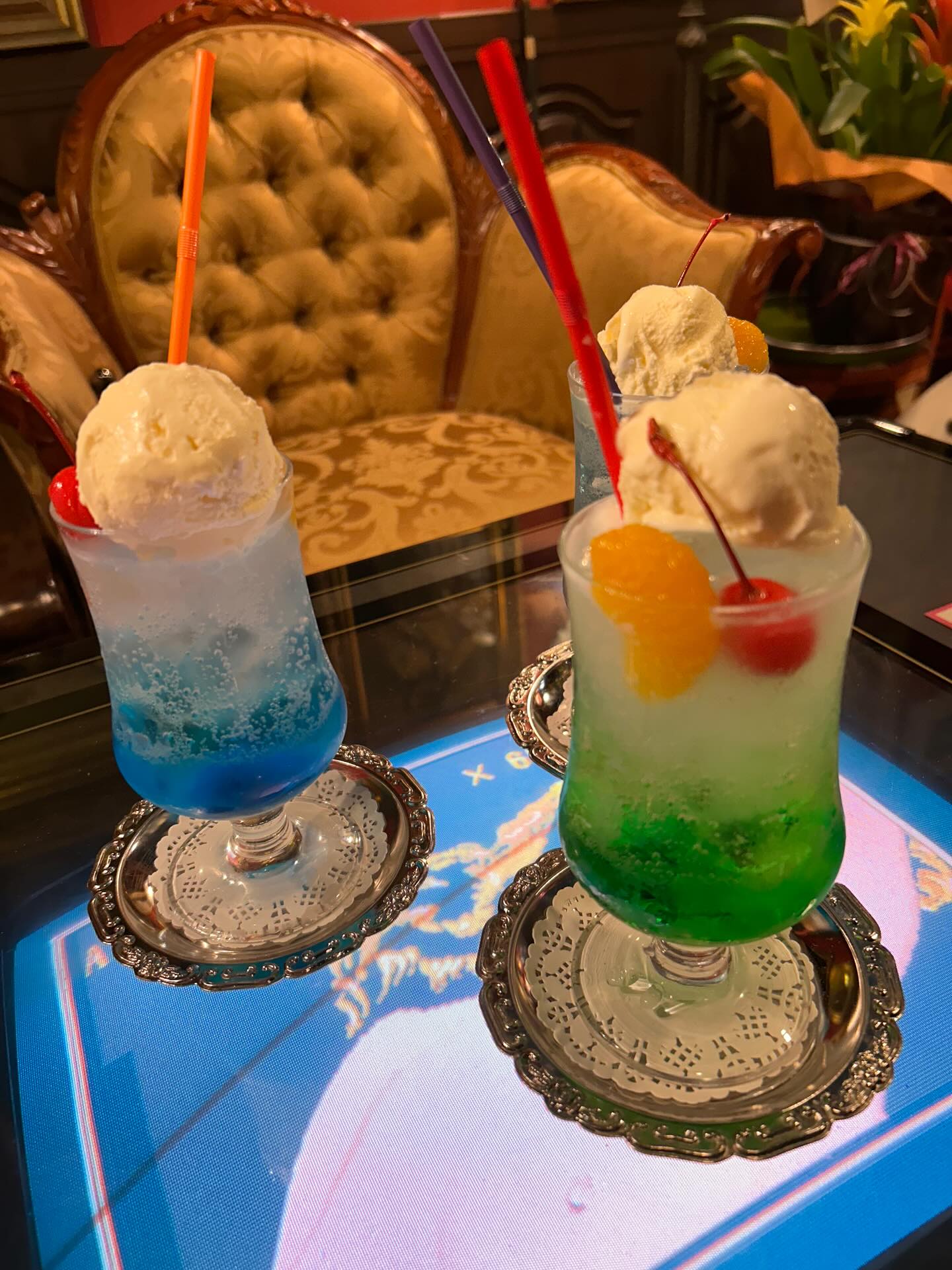 アンティーク家具と喫茶キャバレー