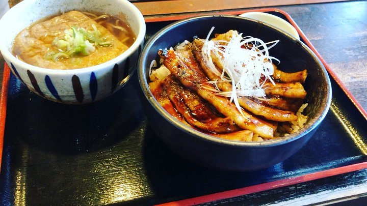 豚丼と摩周そば くまうし