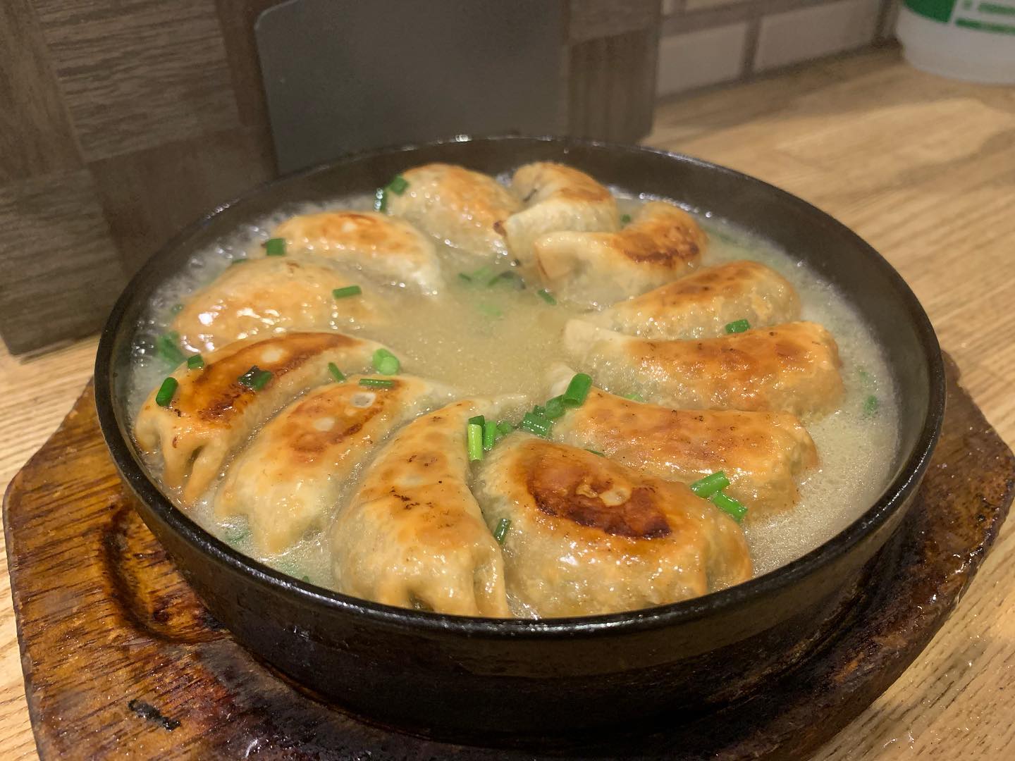 池尻大橋 黄金鉄鍋餃子 HUG