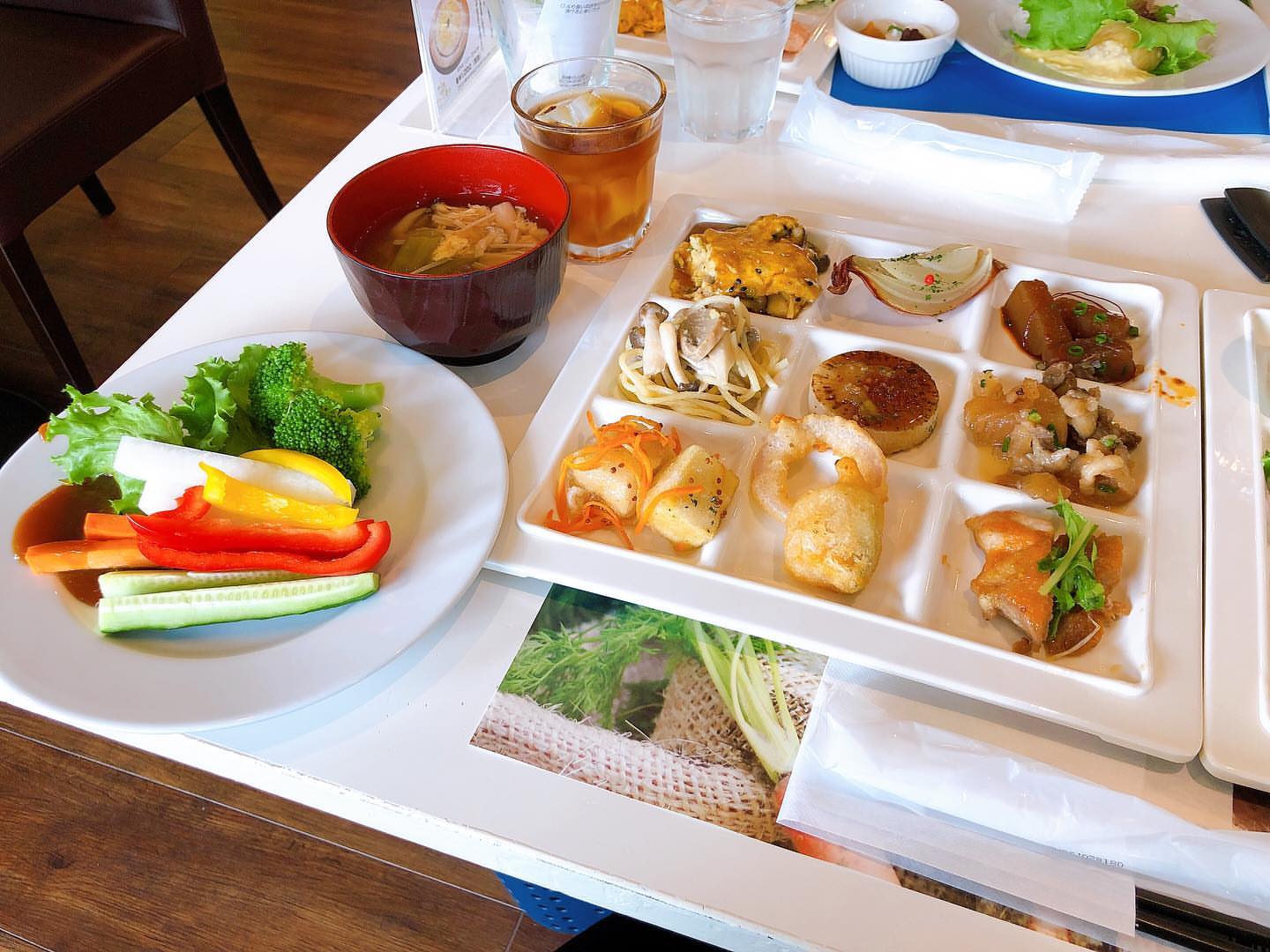 自然派ビュッフェレストラン 六丁目農園(シゼンハビュッフェレストラン ロクチョウノメノウエン)